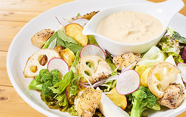 チキンと根菜の彩りサラダたまごソース添え
