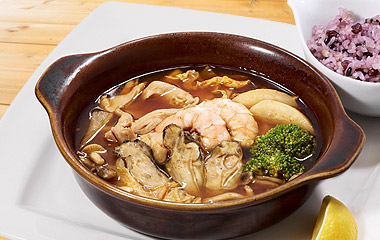 牡蠣と冬野菜のトマトスープ鍋仕立て