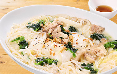 チキンと冬野菜の白いスープヌードル